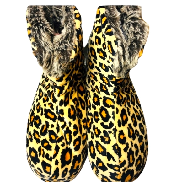 - Leopard velvet slippers ☺️ - Picture 1 of 9